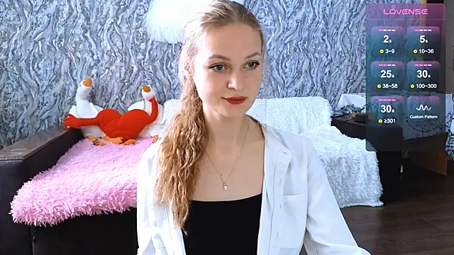 Snapshot of Elfanna chatting on 09.29.25 Elfanna online show from 09.29.25