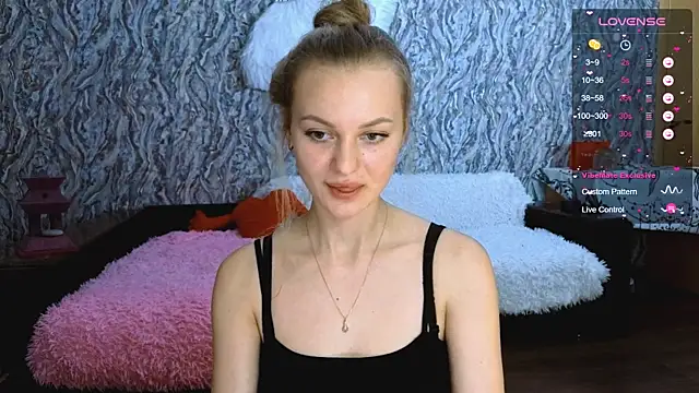 Snapshot of Elfanna chatting on 10.09.25 Elfanna online show from 10.09.25