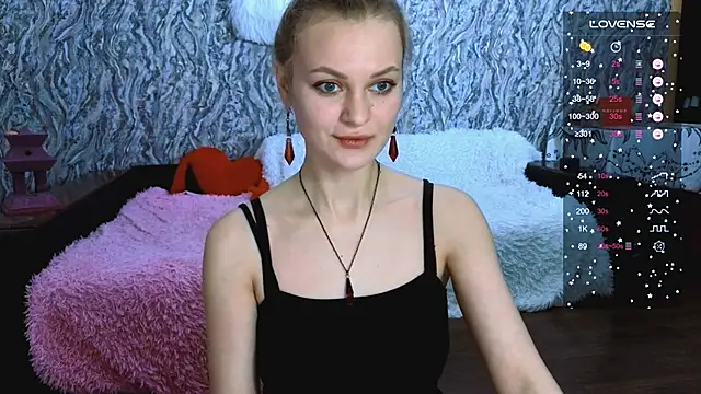 Snapshot of Elfanna chatting on 10.27.25 Elfanna online show from 10.27.25