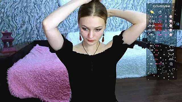 Snapshot of Elfanna chatting on 10.29.25 Elfanna online show from 10.29.25