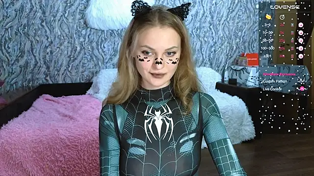 Snapshot of Elfanna chatting on 10.31.25 Elfanna online show from 10.31.25