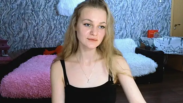 Snapshot of Elfanna chatting on 11.08.25 Elfanna online show from 11.08.25