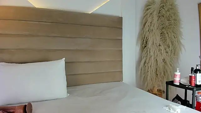 Snapshot of IsabellaJonns chatting on 02.12.25 IsabellaJonns online show from 02.12.25