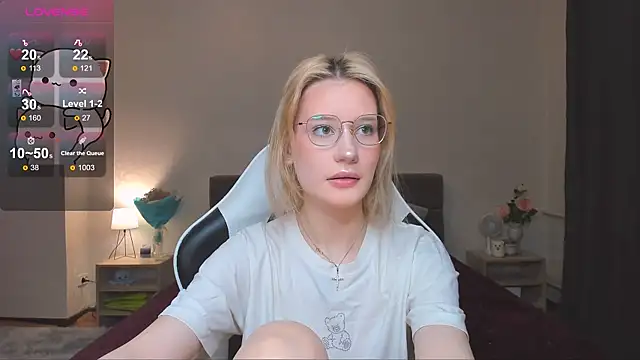 Snapshot of DearLia chatting on 01.10.25 DearLia online show from 01.10.25