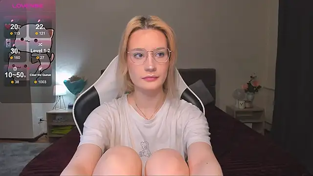 Snapshot of DearLia chatting on 01.11.25 DearLia online show from 01.11.25