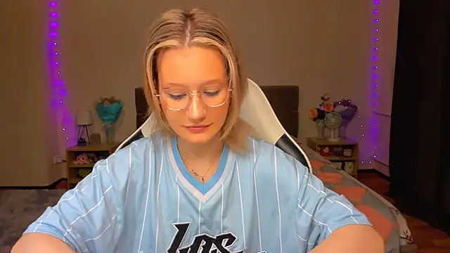 Snapshot of DearLia chatting on 09.10.25 DearLia online show from 09.10.25