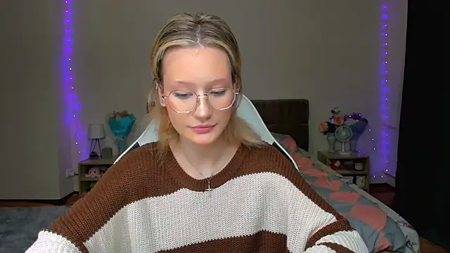 Snapshot of DearLia chatting on 09.12.25 DearLia online show from 09.12.25