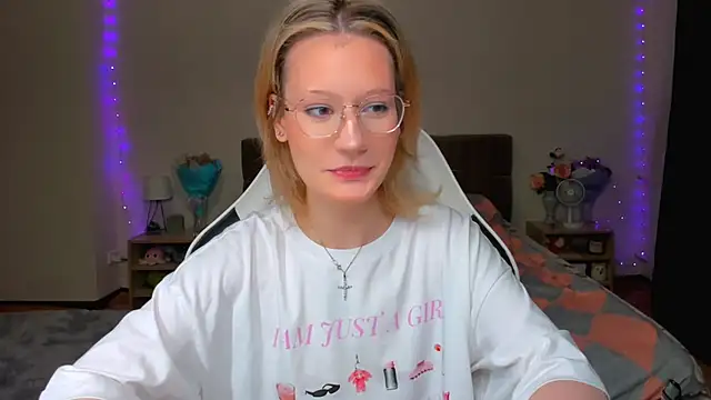 Snapshot of DearLia chatting on 09.13.25 DearLia online show from 09.13.25