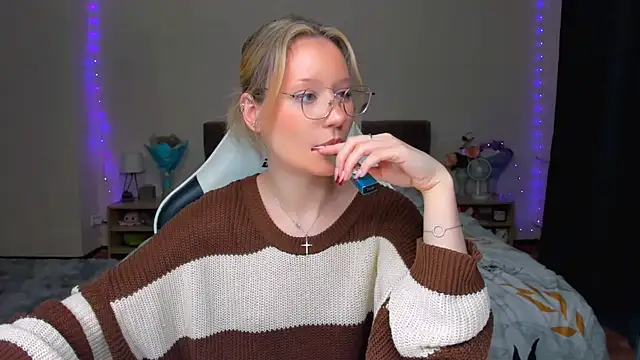 Snapshot of DearLia chatting on 09.20.25 DearLia online show from 09.20.25