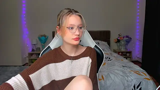 Snapshot of DearLia chatting on 09.21.25 DearLia online show from 09.21.25