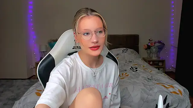 Snapshot of DearLia chatting on 09.23.25 DearLia online show from 09.23.25