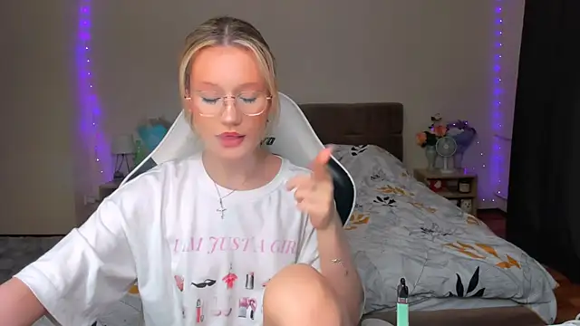 Snapshot of DearLia chatting on 09.25.25 DearLia online show from 09.25.25