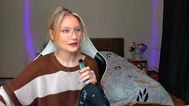 Snapshot of DearLia chatting on 09.28.25 DearLia online show from 09.28.25