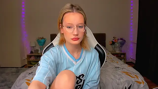 Snapshot of DearLia chatting on 09.30.25 DearLia online show from 09.30.25