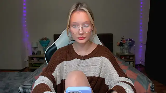 Snapshot of DearLia chatting on 10.08.25 DearLia online show from 10.08.25