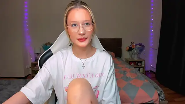 Snapshot of DearLia chatting on 10.11.25 DearLia online show from 10.11.25