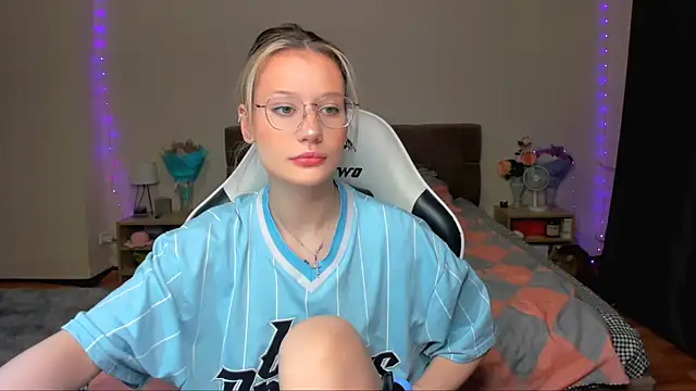 Snapshot of DearLia chatting on 10.18.25 DearLia online show from 10.18.25