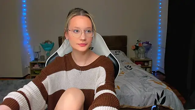 Snapshot of DearLia chatting on 10.26.25 DearLia online show from 10.26.25