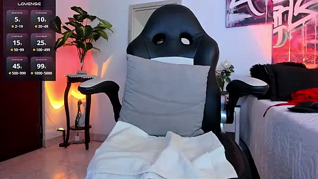 Snapshot of AnnieHuntters chatting on 01.17.25 AnnieHuntters online show from 01.17.25