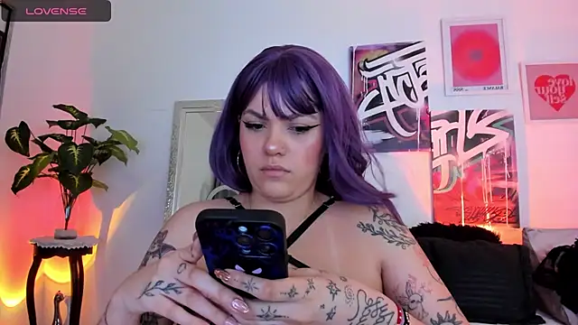 Snapshot of AnnieHuntters chatting on 01.22.25 AnnieHuntters online show from 01.22.25