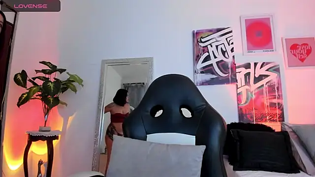 Snapshot of AnnieHuntters chatting on 01.25.25 AnnieHuntters online show from 01.25.25