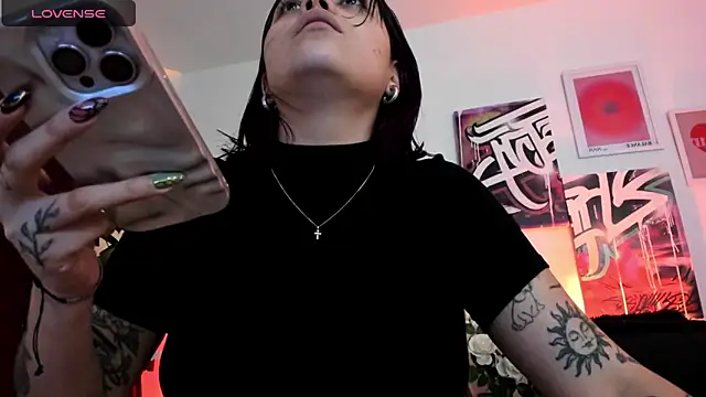 Snapshot of AnnieHuntters chatting on 02.23.25 AnnieHuntters online show from 02.23.25