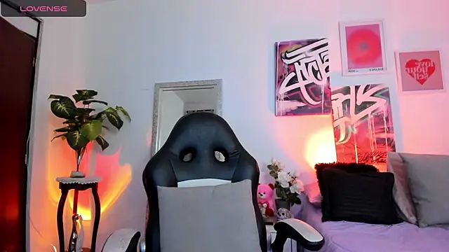 Snapshot of AnnieHuntters chatting on 03.18.25 AnnieHuntters online show from 03.18.25