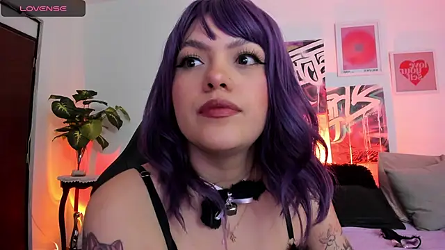 Snapshot of AnnieHuntters chatting on 03.19.25 AnnieHuntters online show from 03.19.25