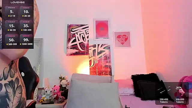 Snapshot of AnnieHuntters chatting on 03.22.25 AnnieHuntters online show from 03.22.25