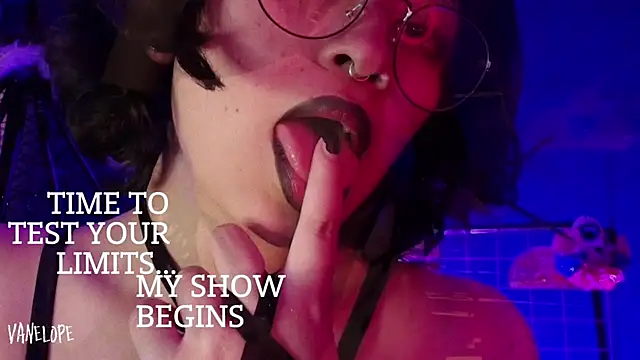 Snapshot of vanelope11 chatting on 10.25.25 vanelope11 online show from 10.25.25