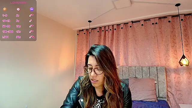 Snapshot of VioletaScott_ chatting on 03.17.25 VioletaScott online show from 03.17.25