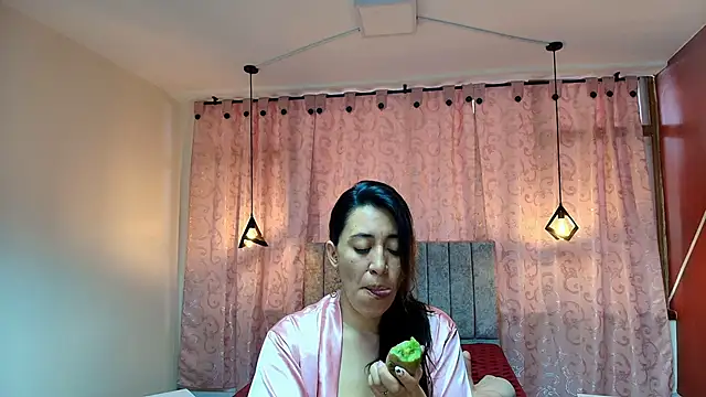 Snapshot of VioletaScott_ chatting on 10.15.25 VioletaScott online show from 10.15.25