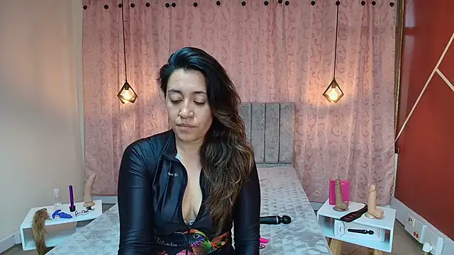 Snapshot of VioletaScott_ chatting on 11.11.25 VioletaScott online show from 11.11.25