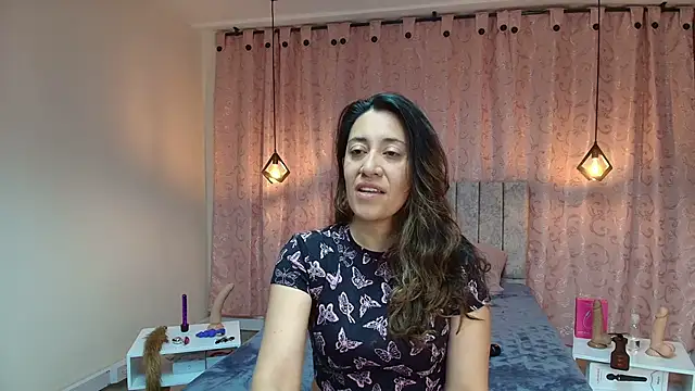 Snapshot of VioletaScott_ chatting on 11.19.25 VioletaScott online show from 11.19.25