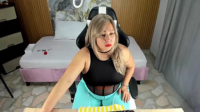 Snapshot of Danna_topless chatting on 01.16.25 Danna topless online show from 01.16.25