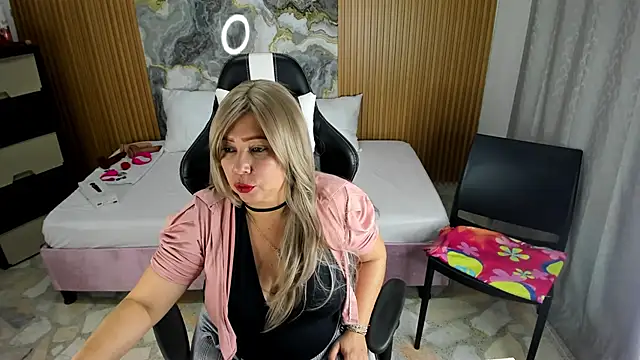Snapshot of Danna_topless chatting on 01.18.25 Danna topless online show from 01.18.25