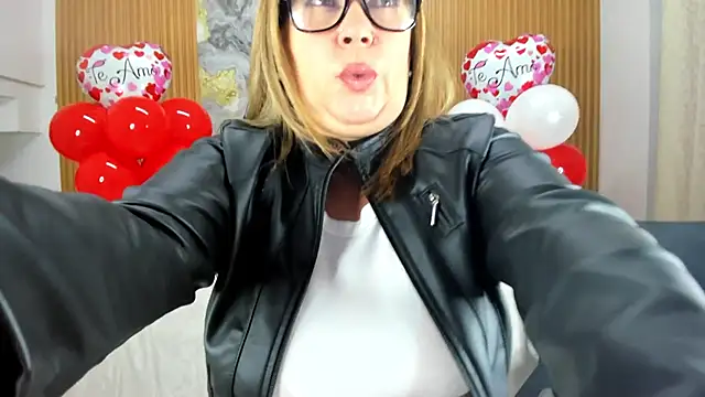 Snapshot of Danna_topless chatting on 02.17.25 Danna topless online show from 02.17.25