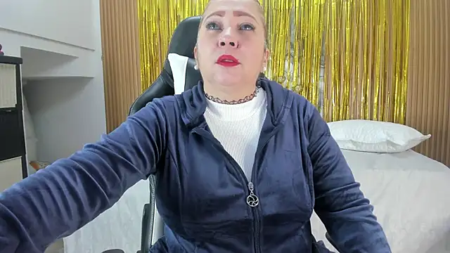 Snapshot of Danna_topless chatting on 10.17.25 Danna topless online show from 10.17.25
