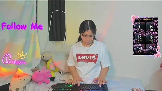 Snapshot of litle_mily_ chatting on 04.05.26 litle mily online show from 04.05.26