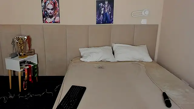 Snapshot of MuscleXXXBarbie chatting on 12.19.25 MuscleXXXBarbie online show from 12.19.25