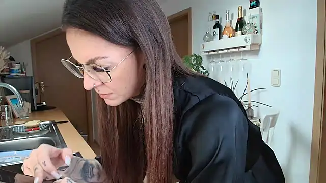 Snapshot of BrownieyQueen chatting on 02.11.25 BrownieyQueen online show from 02.11.25