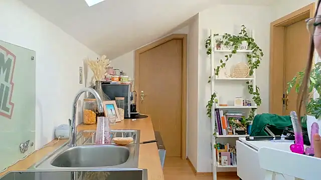 Snapshot of BrownieyQueen chatting on 03.05.25 BrownieyQueen online show from 03.05.25