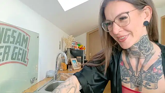 Snapshot of BrownieyQueen chatting on 03.08.25 BrownieyQueen online show from 03.08.25