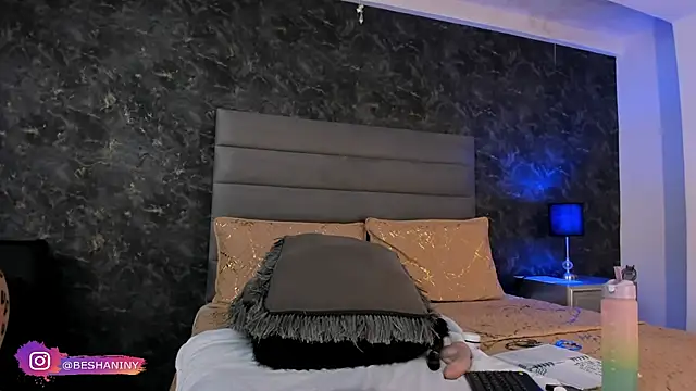 Bella Evans  online show from 02.28.25