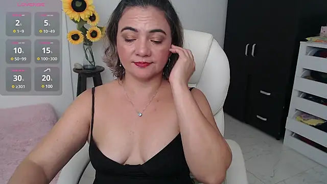 Snapshot of Chiraz_hasnaa chatting on 12.16.24 Chiraz hasnaa online show from 12.16.24