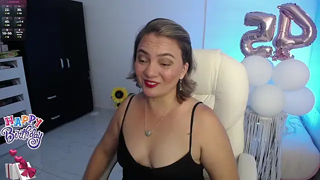 Snapshot of Chiraz_hasnaa chatting on 01.12.25 Chiraz hasnaa online show from 01.12.25