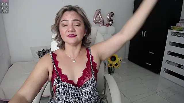 Snapshot of Chiraz_hasnaa chatting on 01.25.25 Chiraz hasnaa online show from 01.25.25