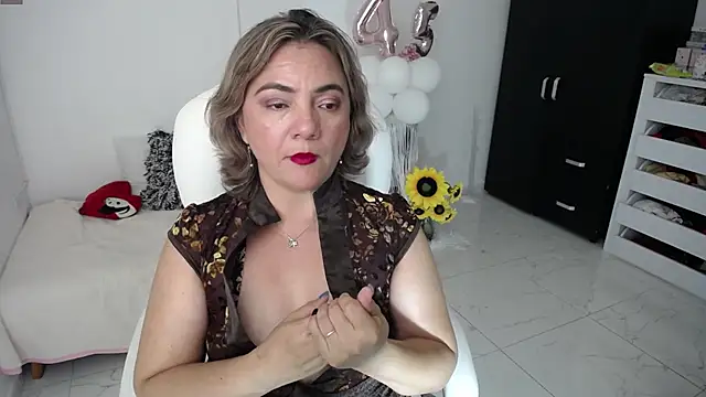 Snapshot of Chiraz_hasnaa chatting on 02.01.25 Chiraz hasnaa online show from 02.01.25