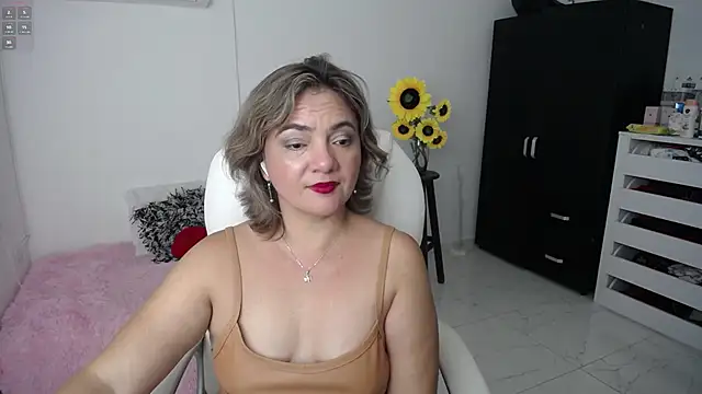 Snapshot of Chiraz_hasnaa chatting on 02.13.25 Chiraz hasnaa online show from 02.13.25