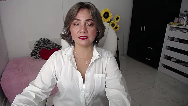 Snapshot of Chiraz_hasnaa chatting on 02.14.25 Chiraz hasnaa online show from 02.14.25